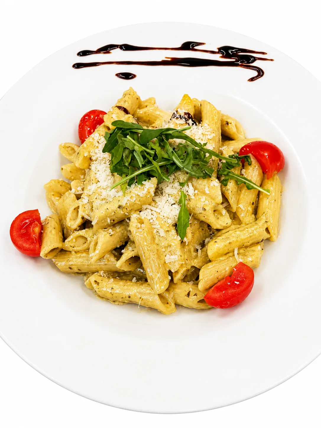 Penne Pasta mit Pesto, Rucola, Kirschtomaten und gehobeltem Parmesan